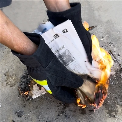 Mănuși de stingere a incendiilor în curs de testare