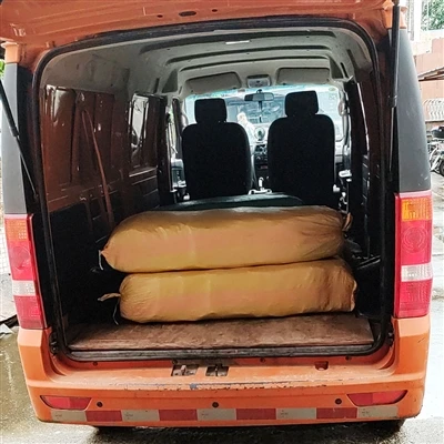 Mănușile de lucru impermeabile din piele sunt aranjate pentru a fi expediate ...